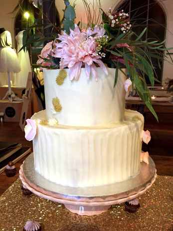 Wunderschöne Hochzeitstorte mit Blumendekoration