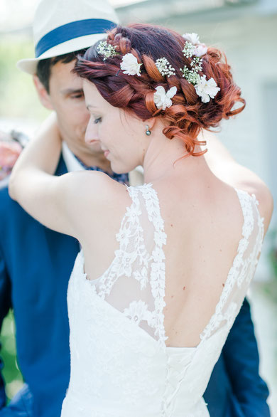 Brautkleid mit Trägern aus Spitze und offenem Rücken