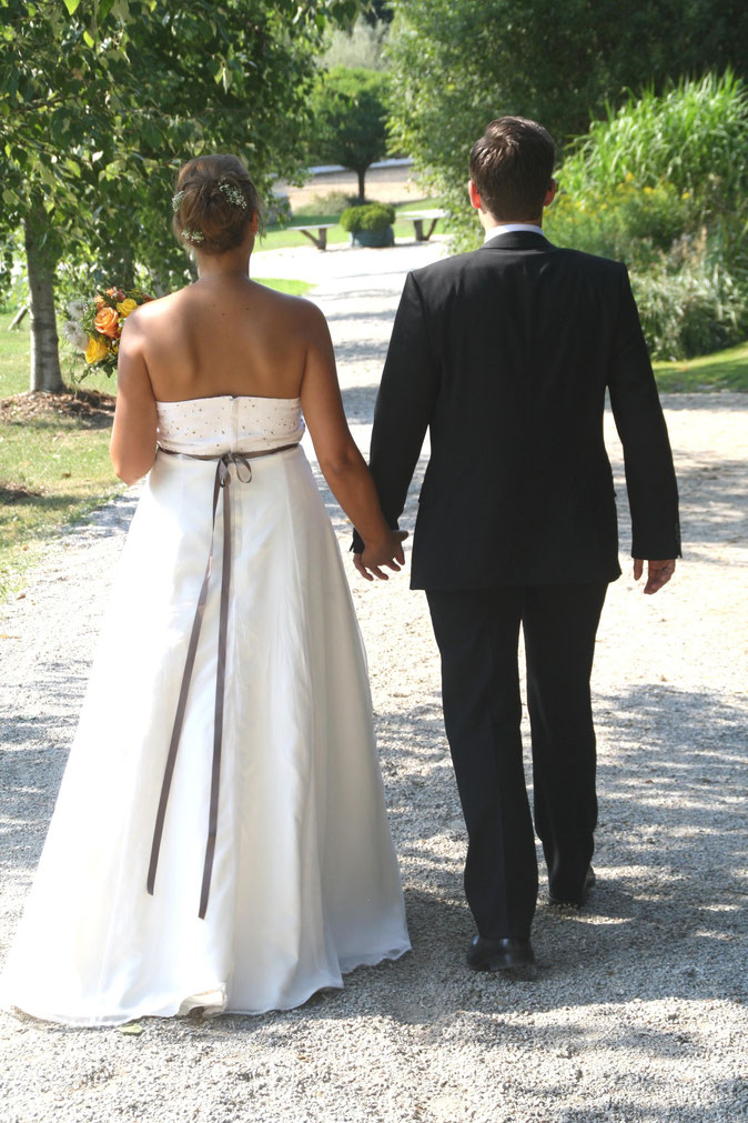 Brautpaar von hinten beim Auszug aus der Trauzeremonie