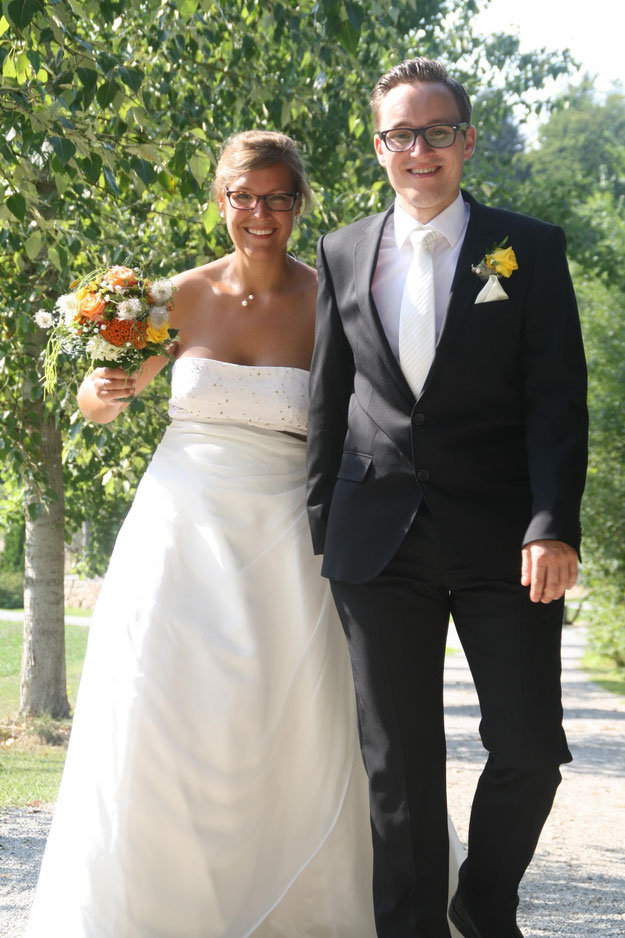 Strahlendes Brautpaar nach der freien Trauung in München