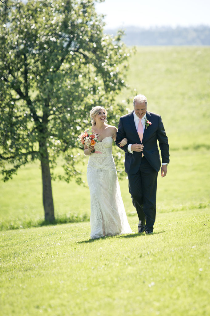 Hochzeit im Freien: Einzug der Braut mit Brautvater