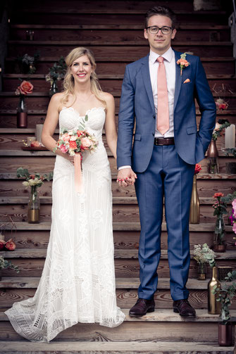 Braut und Bräutigam vor wunderschön dekorierter Treppe