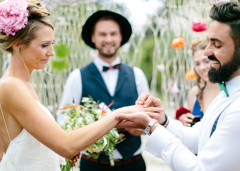 Freie Trauung: heiraten mit Strauß & Fliege
