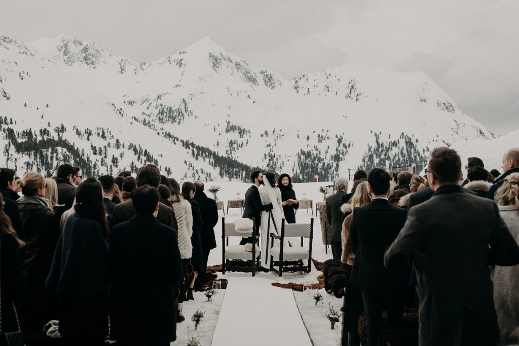 Traumhafte französische Zeremonie bei einer Winterhochzeit in den Bergen | Strauß & Fliege