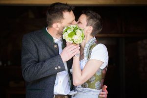 Brautpaar in Tracht küsst sich nach der freien Trauung