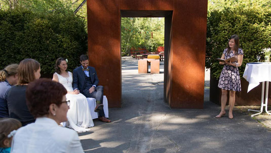 Hochzeit unter freiem Himmel mit Hochzeitsredner von Strauß & Fliege