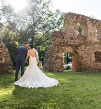 Brautpaar vor antiker Ruine