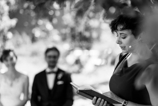 Hochzeit unter freiem Himmel mit Hochzeitsrednerin von Strauß & Fliege