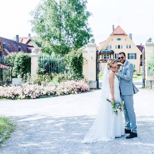 Hochzeit auf Gut Sonnhausen mit Trauredner:innen von Strauß & Fliege