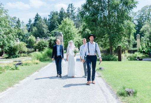 Gemeinsamer Einzug von Braut und Bräutigam zur freien Trauung im Obstgarten