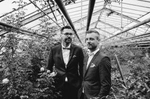 Ehe für Alle: Queeres Paar traut sich mit Strauß & Fliege Hochzeitsrednern