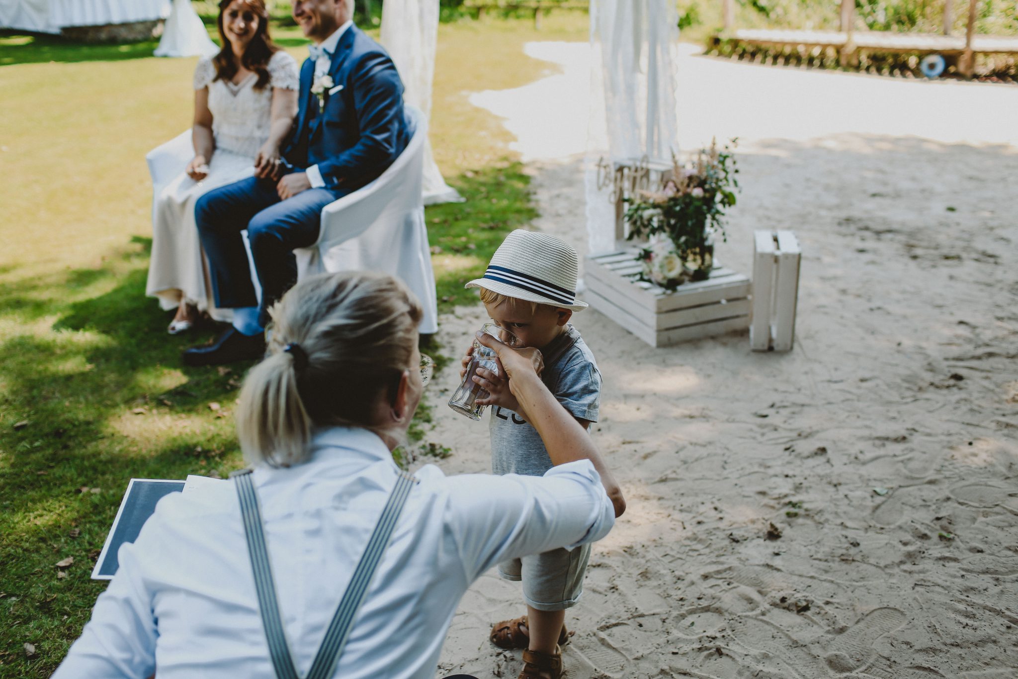 Traurednerin Carolin hilft dem Sohn der Braut während der Zeremonie | Strauß & Fliege