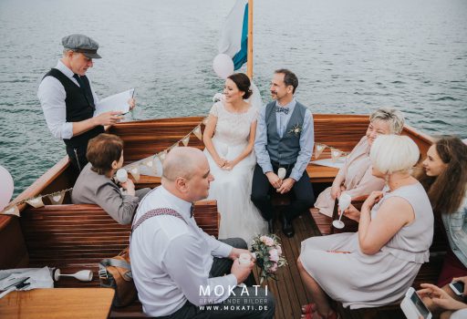 Freie Trauung im Boot, Hochzeit auf einem See, Trauredner Strauß & Fliege, Freie Trauung München, Freie Trauung Strauß & Fliege