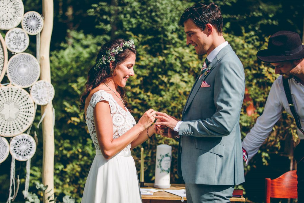 Niko und Sabrina feiern Ihre DIY freie Trauung im Blueland bei Ohlstadt in Bayern