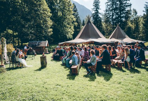 Niko und Sabrina feiern Ihre DIY freie Trauung im Blueland bei Ohlstadt in Bayern