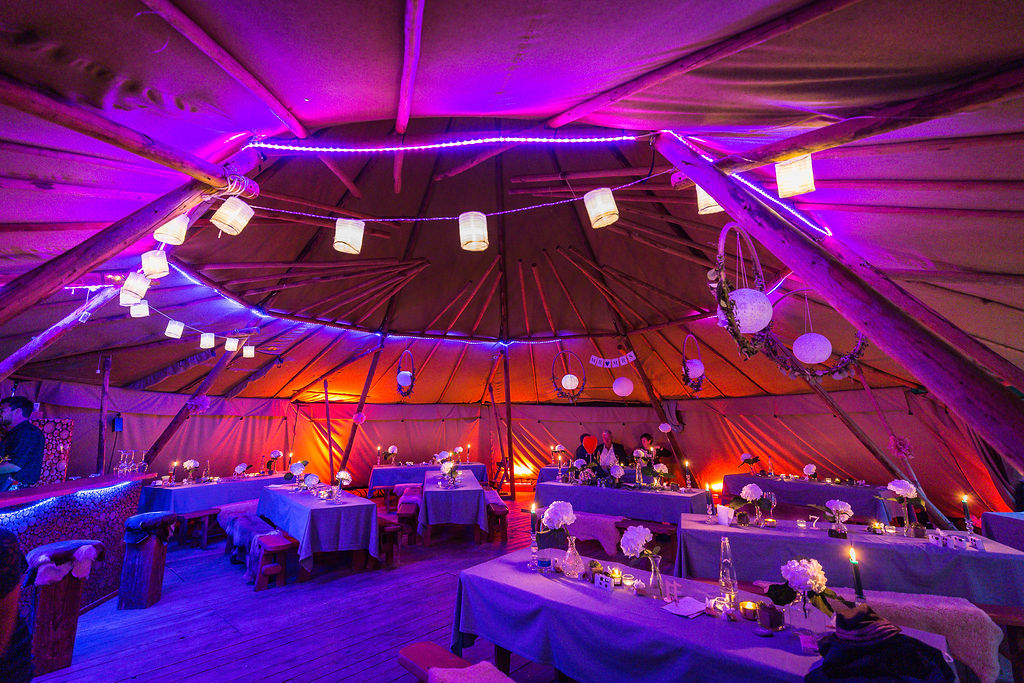 Hochzeit planen leicht gemacht: Einzigartige Stimmung bei der Zelthochzeit mit Strauß & Fliege