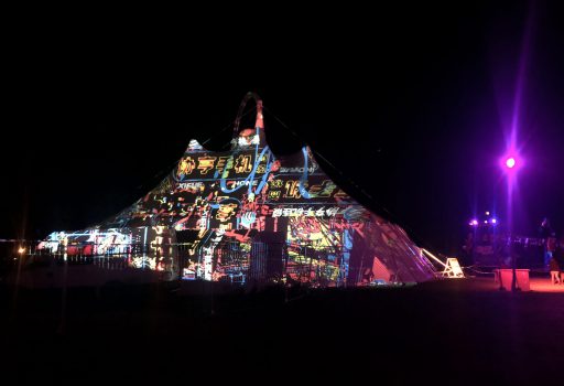 Freie Trauung im Zelt mit Leinwandprojektion bei Nacht