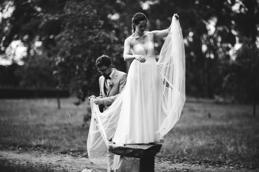 Braut in wallendem Kleid auf dem Hochzeitsfotoshooting | Strauß & Fliege