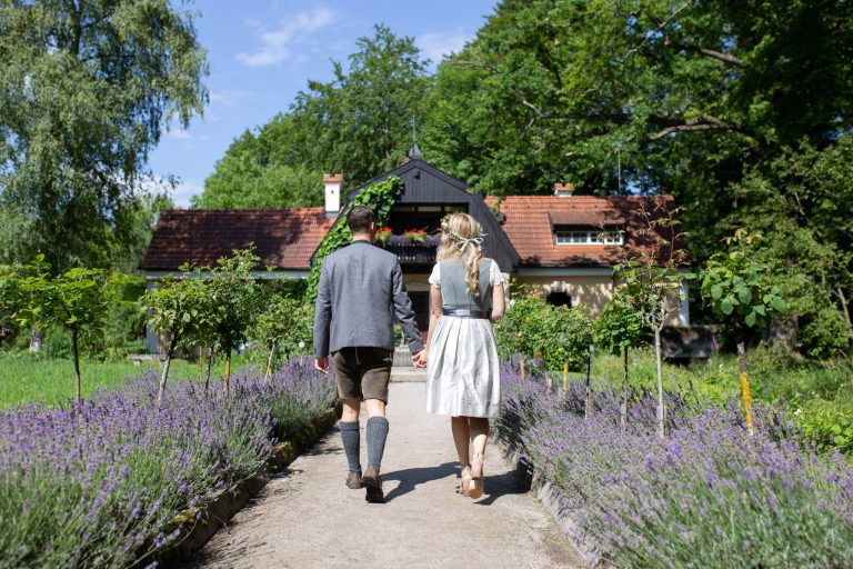 Freie Trauung mit Brautpaar in bayerischer Tracht