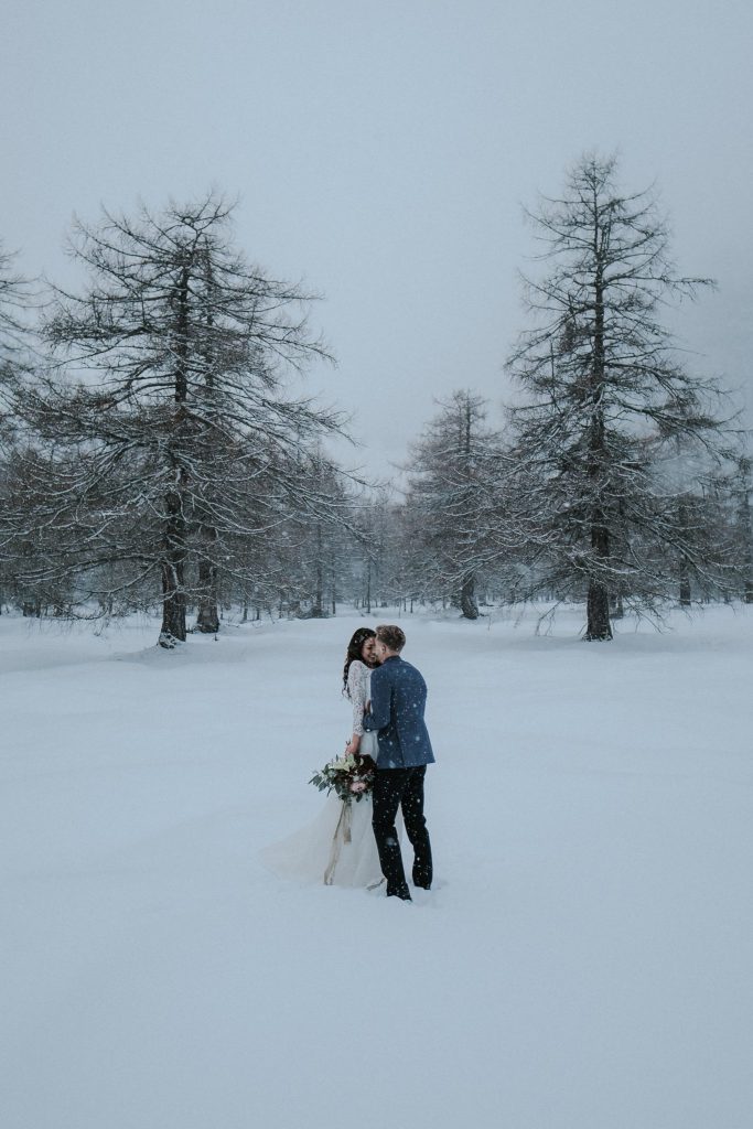 Brautpaar im Schnee | Spontan heiraten 2020 | Strauß & Fliege