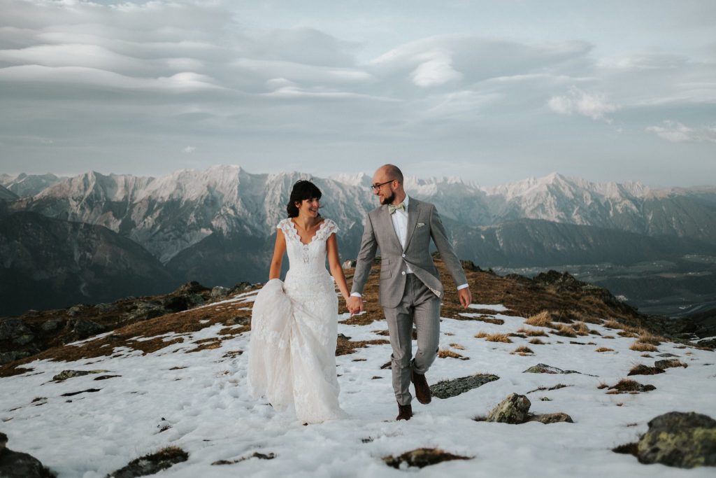 Elopement Brautpaar auf Bergspitze im Schnee | Strauß & Fliege