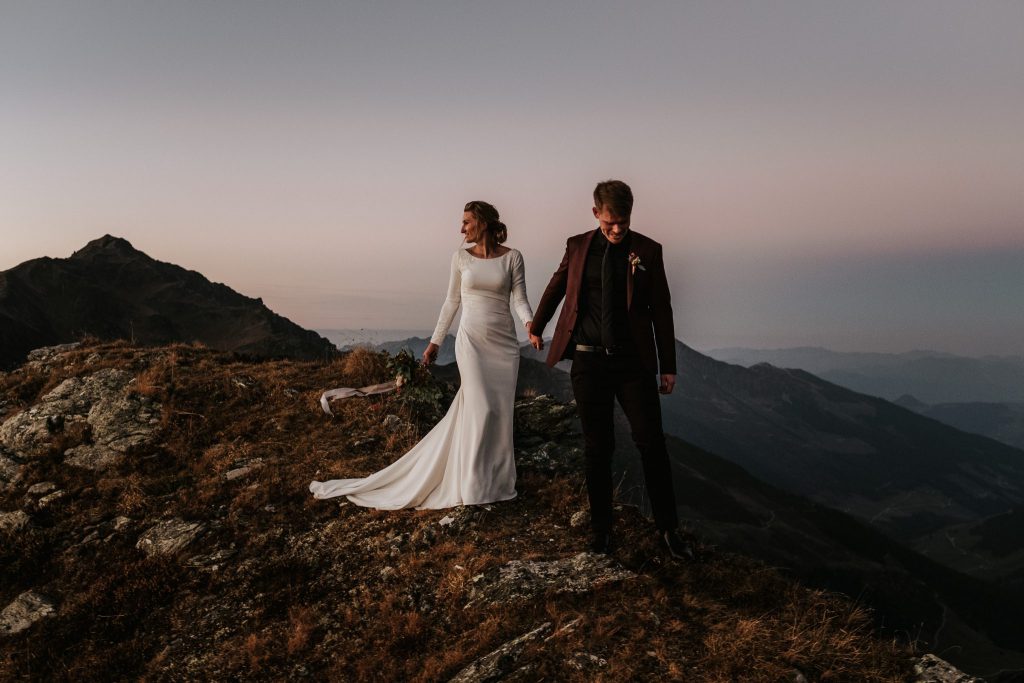 Brautpaar auf einer Bergspitze in den Alpen