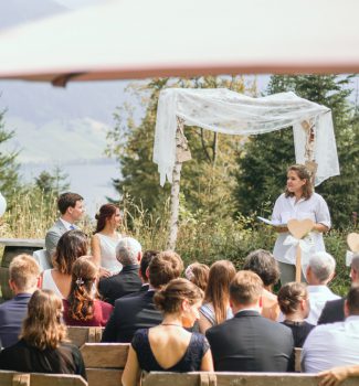 Freie Trauzeremonie am See mit Strauß & Fliege Hochzeitsrednern