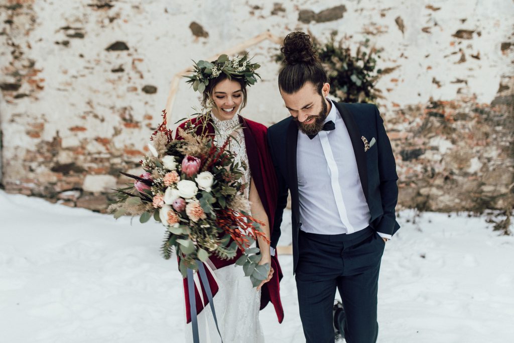 Brautpaar im Schnee | Spontane Winterhochzeit 2020 | Strauß & Fliege