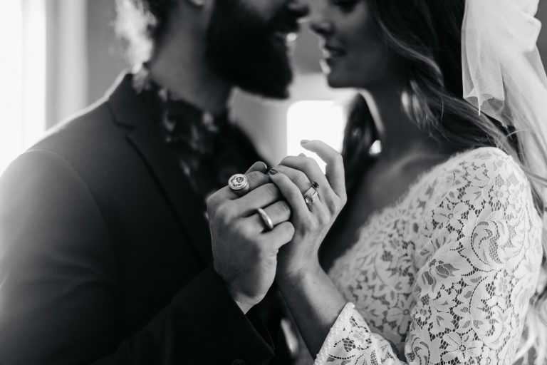 Großaufnahme der Eheringe eines Brautpaares