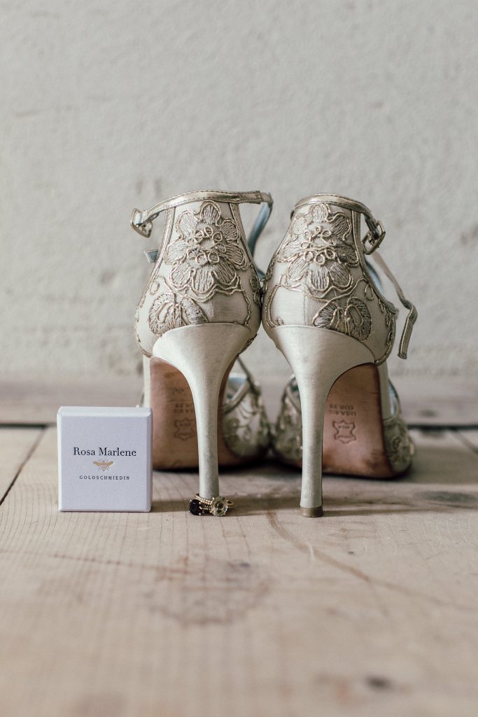 Herrlich verzierte Schuhe für die Braut