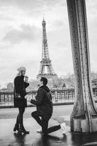 Heiratsantrag unter dem Eifelturm in Paris