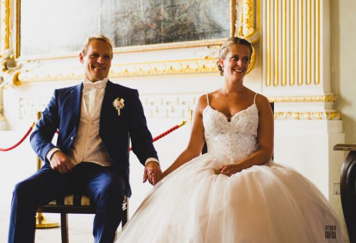 Brautpaar bei Märchenhochzeit in einem Schloss