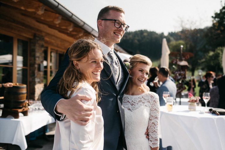Traurednerin Carolin Imgrund von Strauß & Fliege mit glücklichem Brautpaar