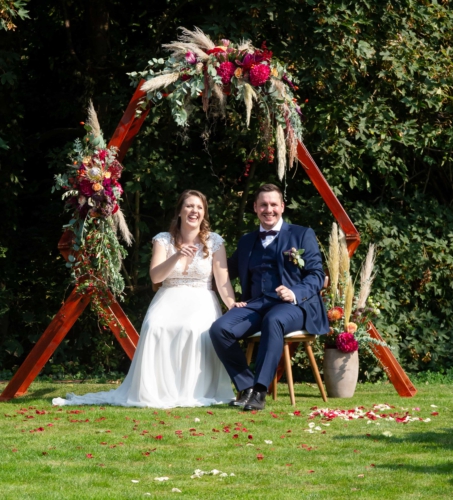 Ein glückliches Brautpaar bei der Zeremonie von Strauß & Fliege Rednerin Maren Weyel