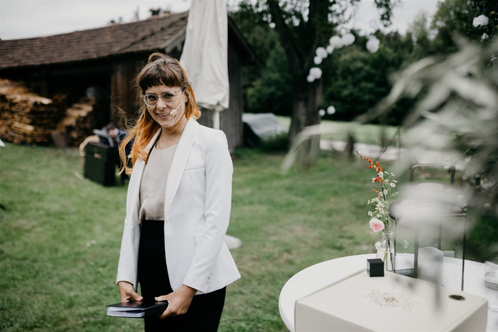 Hochzeitsrednerin Veronika von Strauß & Fliege
