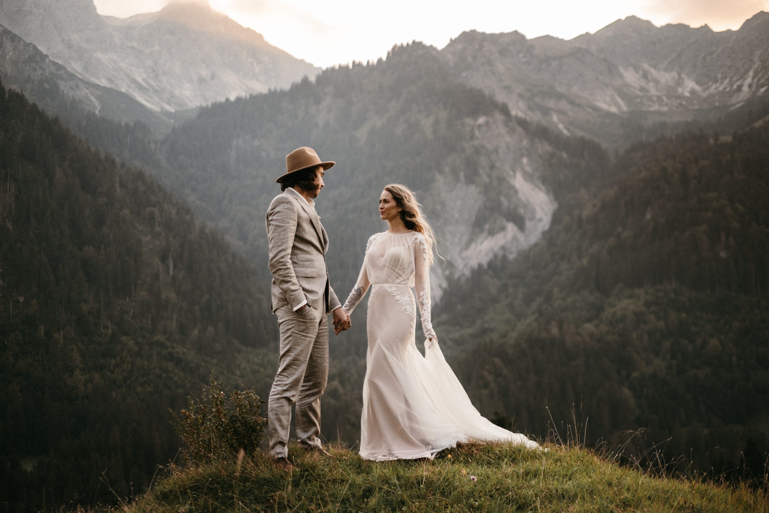 Wunderschönes Boho Brautpaar in den Alpen
