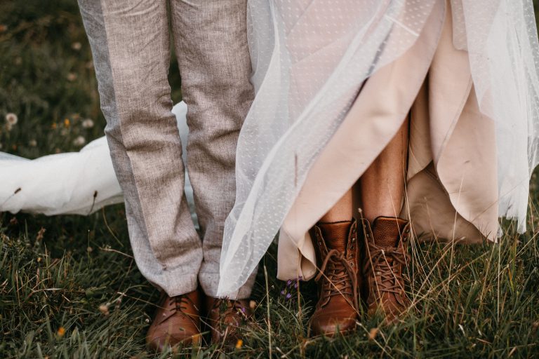 Braut und Bräutigam tragen Wanderschuhe für die Elopement Hochzeit in den Bergen
