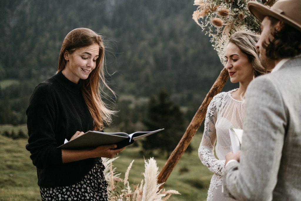 Hochzeit zu zweit: Traurede bei einer Elopement Hochzeit in den Alpen