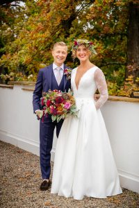 Wunderschönes Brautpaar mit tollem Blumenschmuck