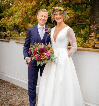Wunderschönes Brautpaar mit tollem Blumenschmuck