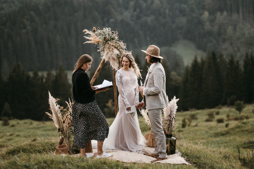 Traurede bei einer Elopement Hochzeit in den Alpen
