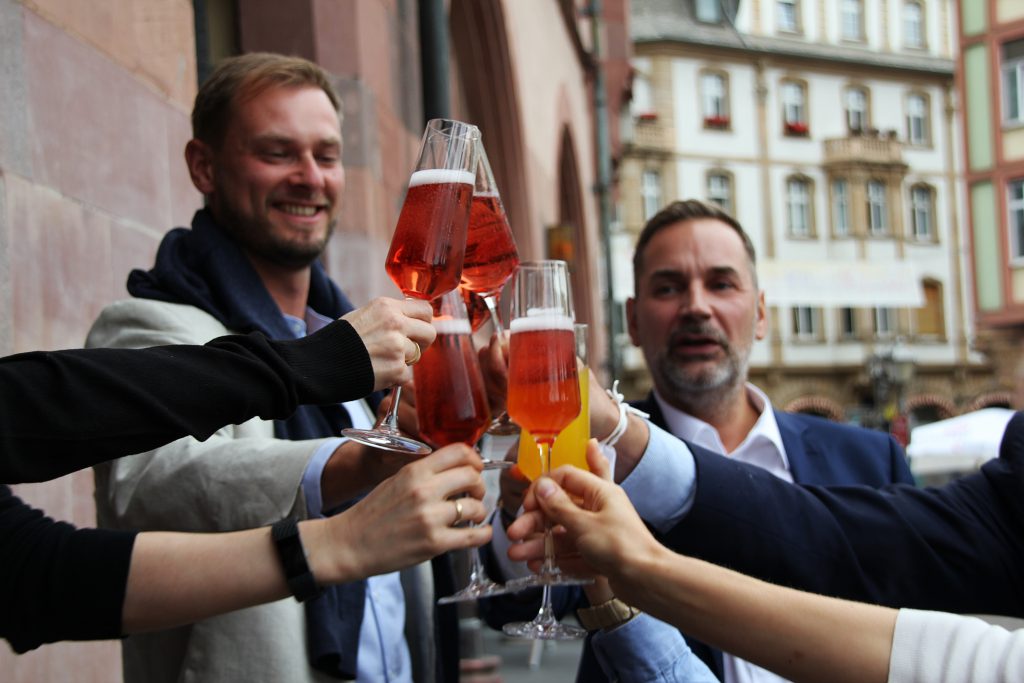 Ein Prosit nach dem Besuch auf dem Standeamt | Strauß & Fliege