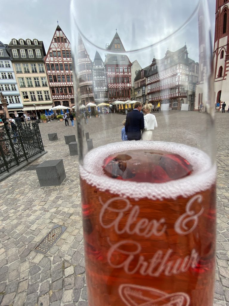 Ein Prosit nach dem Besuch auf dem Standeamt