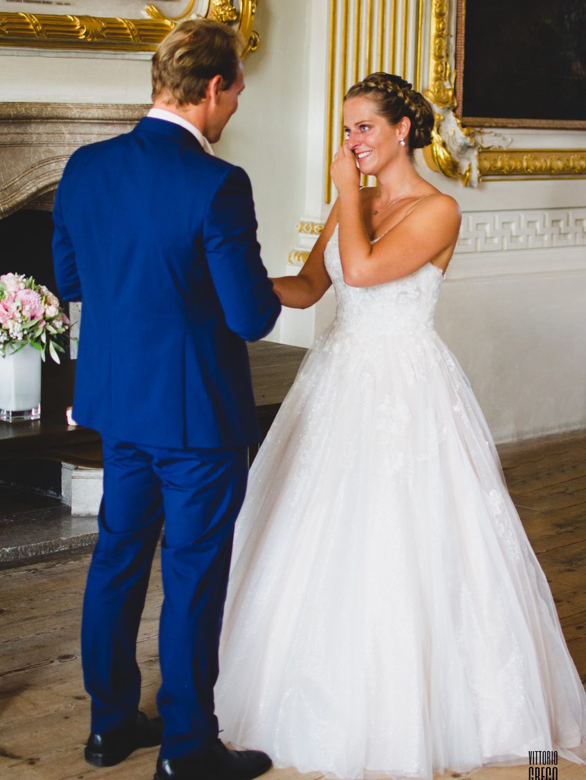 Brautpaar bei Märchenhochzeit in einem Schloss