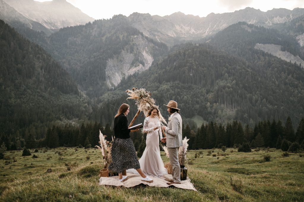 Intime freie Trauung in den Alpen mit Strauß & Fliege