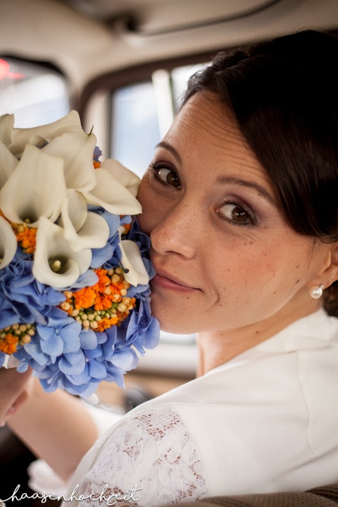 Braut mit Designer Blumenstrauß