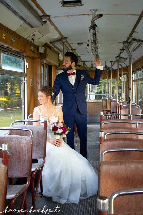 Brautpaar in Straßenbahn