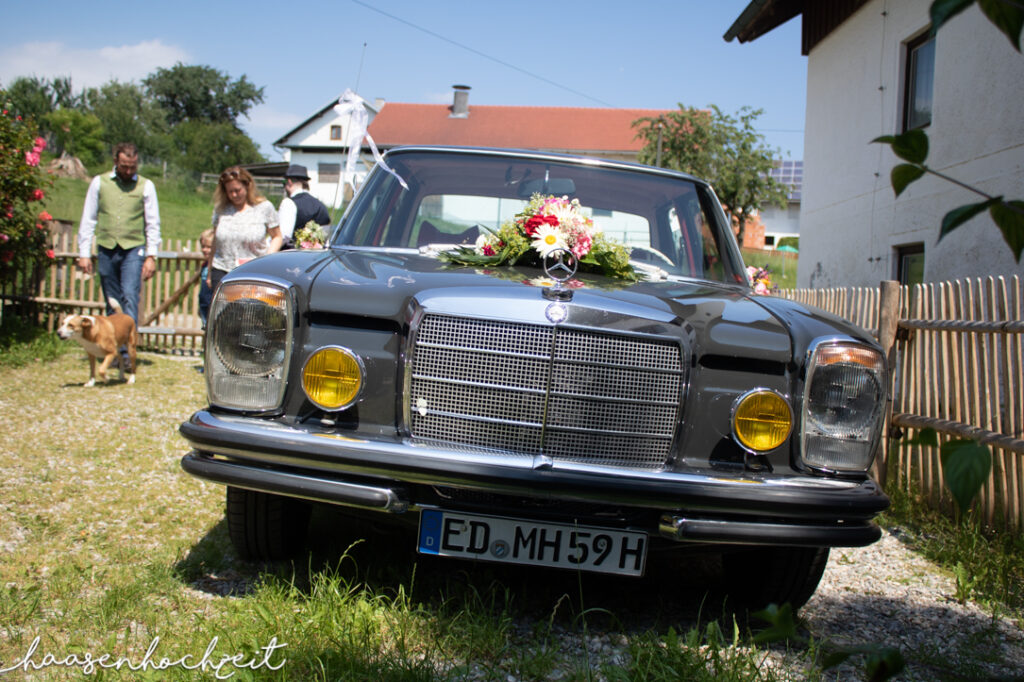 Oldtimer Hochzeitsauto geschmückt für die Feier