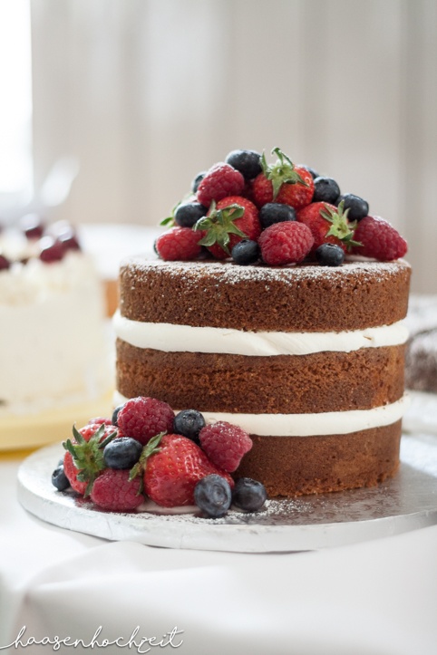 Traumhafte Hochzeitstorte mit Schokolade und Beeren