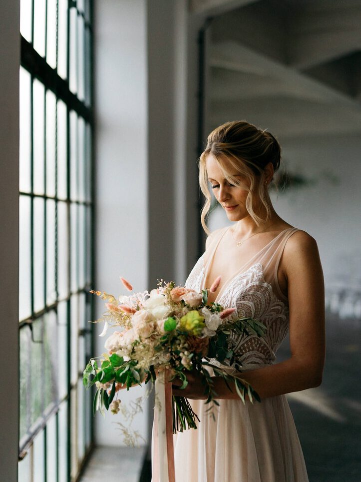 Boho Brautkleid und Blumenstrauß